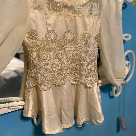 Ladies Top, Off White, Lace and Ruffled hem Size Small - Picture 7 of 7